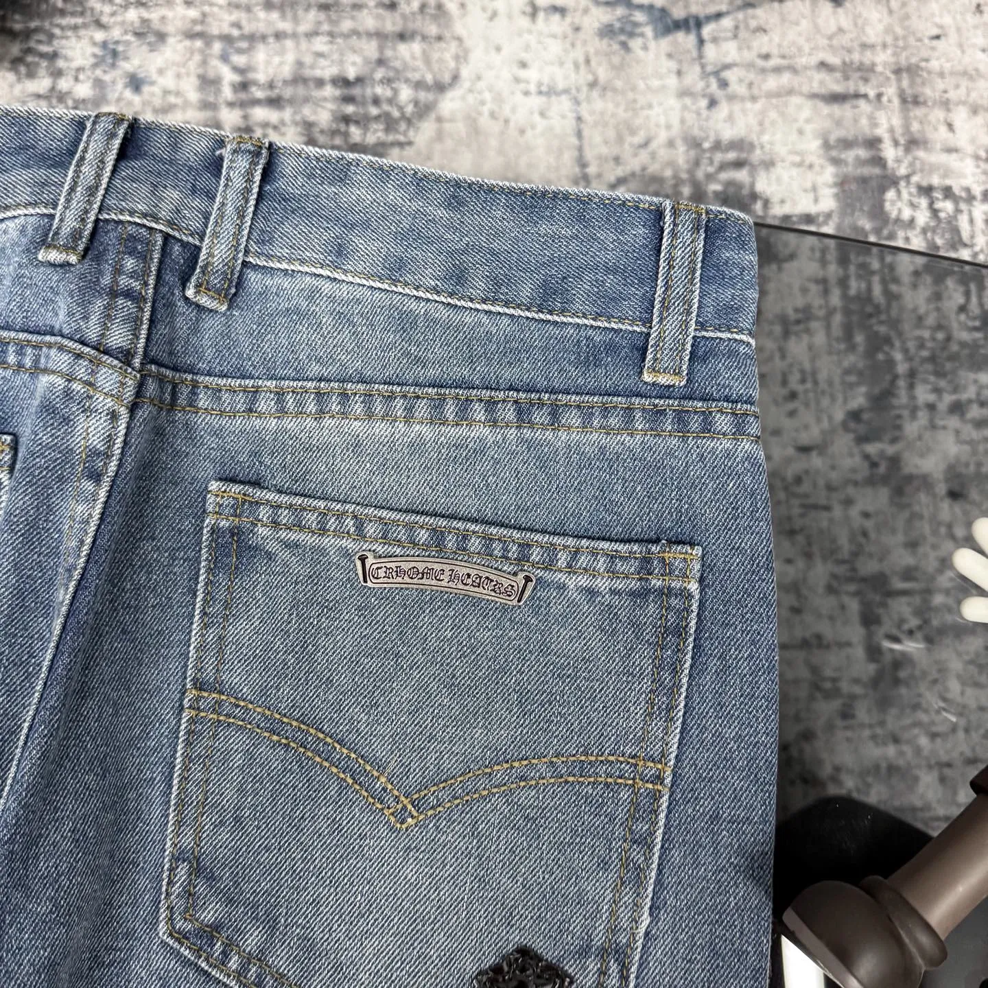 P240 Chrome hearts print stitching black leather classic washed jeans. Really restores the ultimate vintage texture. Three-dimensional version. Loose and comfortable, not picky on the figure. Looks taller and slimmer. Factory precision. Original factory quality control. Same style for men and women. Can be matched with couples. Versatile recommendation. Must-have jeans for all seasons. Fashionistas have been disappointed. From the quality selection of fabrics, the tailoring of details, and the matching of patterns, they are all impeccable! The upper body is so handsome when worn...it can be easily worn by men, women and children! The craftsmanship is made of heavy-duty washed pure cotton denim fabric. After washing, it is soft and thick. It is very stylish when worn on the body. Color: blue Size: 28 30 32 34 36